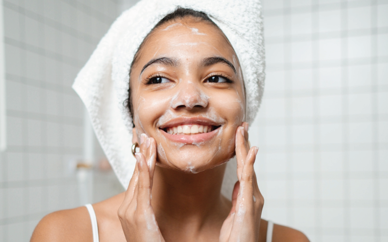 Cómo adaptar tu rutina de cuidado facial a tu tipo de piel